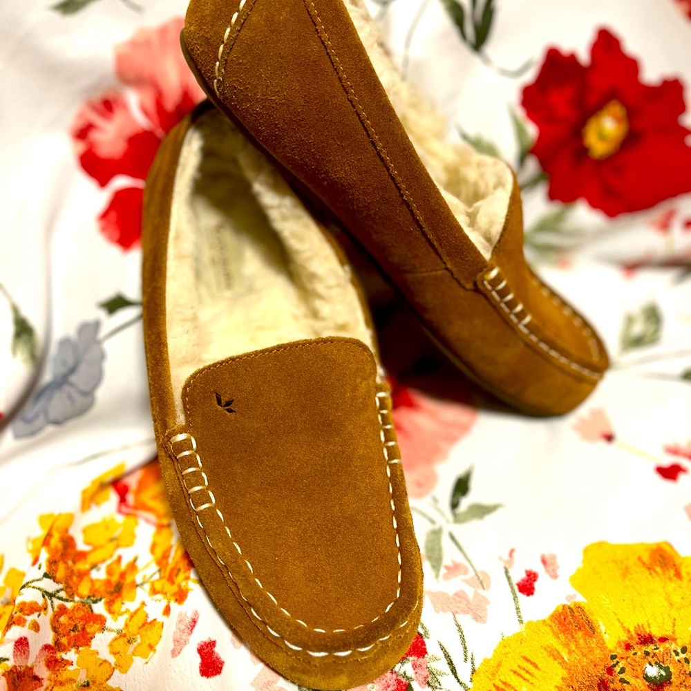 Koolaburra by UGG loafers!! Like new!! Great condition kept in storage box